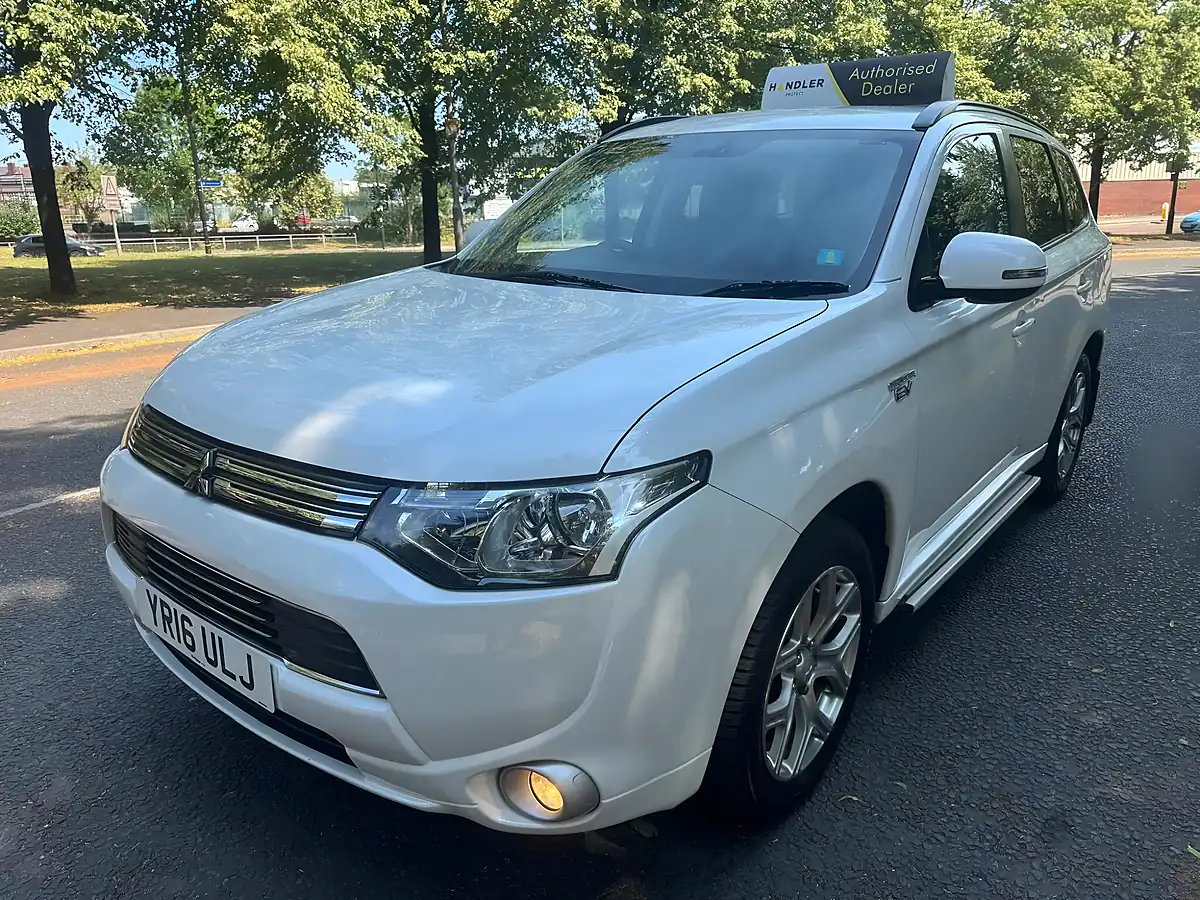 Used 2016 Mitsubishi Outlander GX3h White - Interior and Exterior details 7