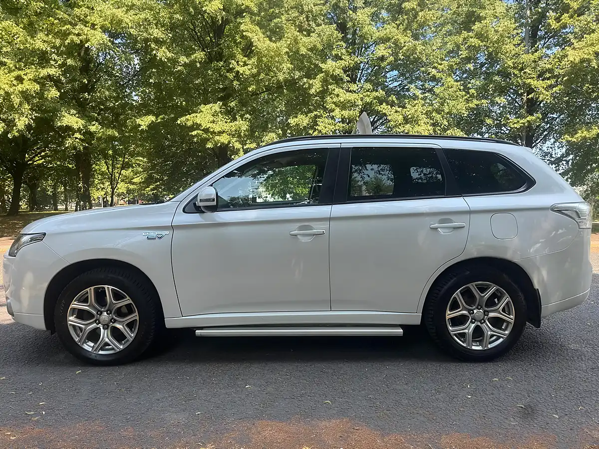 Used 2016 Mitsubishi Outlander GX3h White - Interior and Exterior details 9