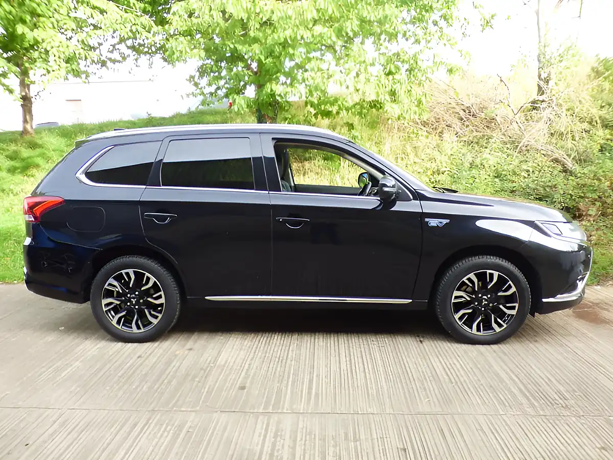 Used 2016 Mitsubishi Outlander GX4hs Black - Interior and Exterior details 11