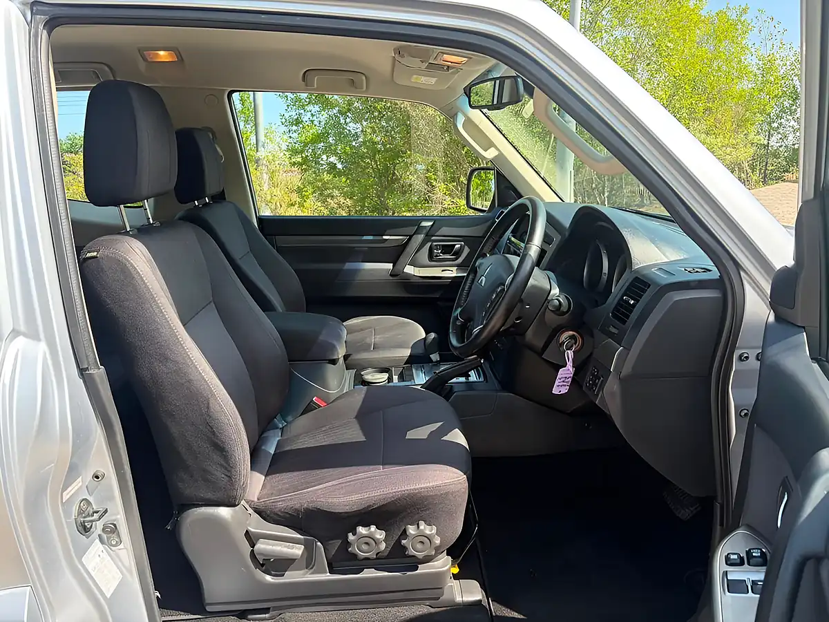Used 2016 Mitsubishi Shogun SG2 Silver - Interior and Exterior details 14