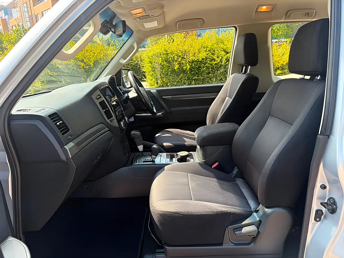 Used 2016 Mitsubishi Shogun SG2 Silver - Interior and Exterior details 16