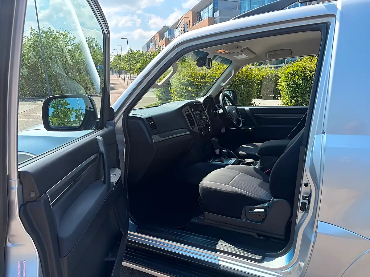 Used 2016 Mitsubishi Shogun SG2 Silver - Interior and Exterior details 17