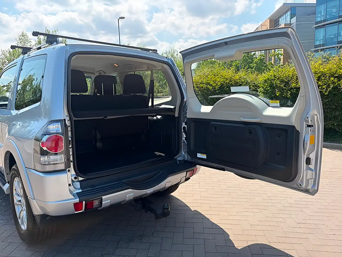 Used 2016 Mitsubishi Shogun SG2 Silver - Interior and Exterior details 18