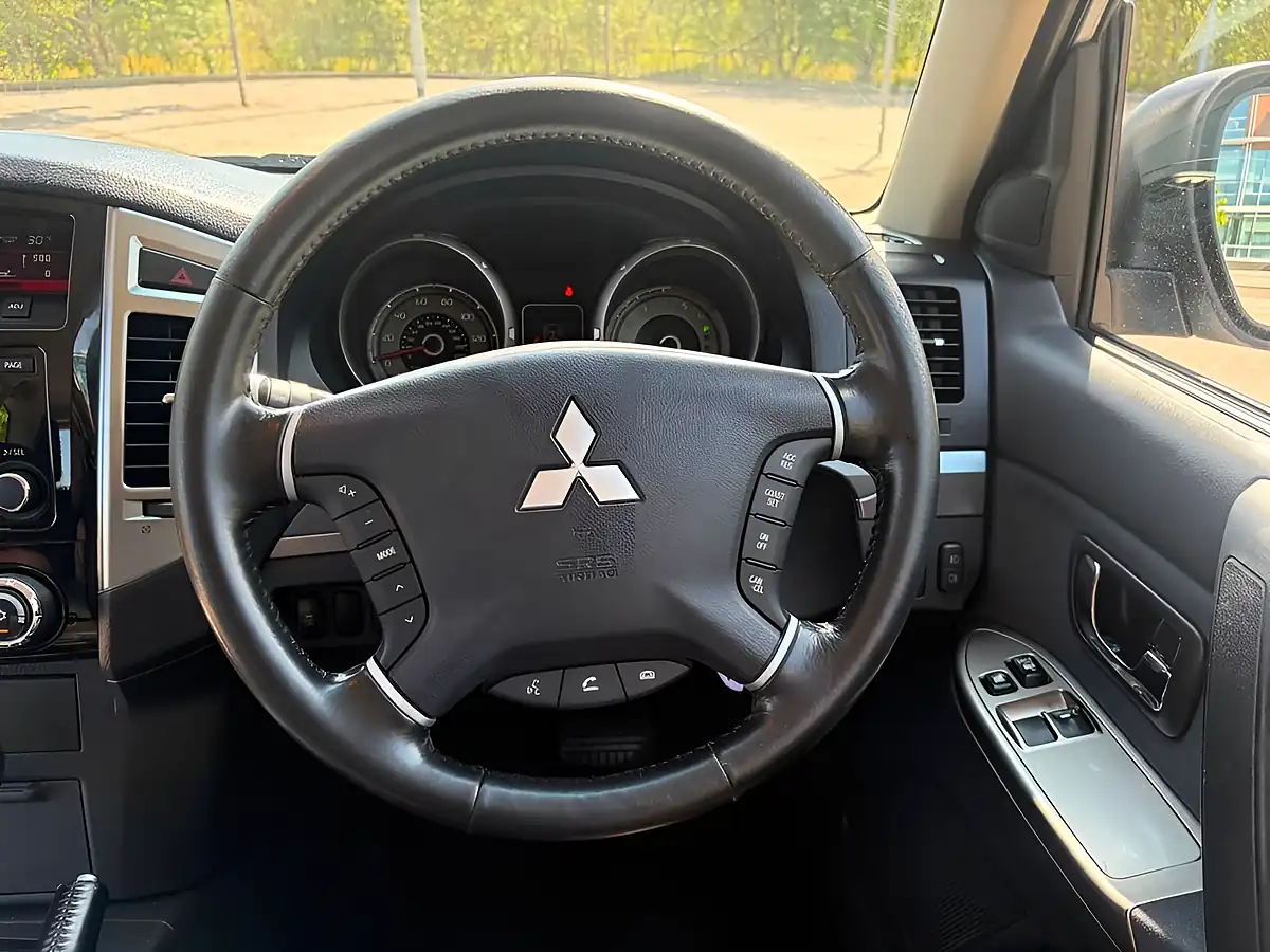 Used 2016 Mitsubishi Shogun SG2 Silver - Interior and Exterior details 19