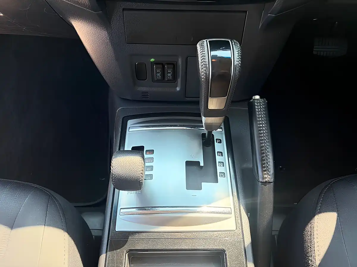 Used 2016 Mitsubishi Shogun SG2 Silver - Interior and Exterior details 20
