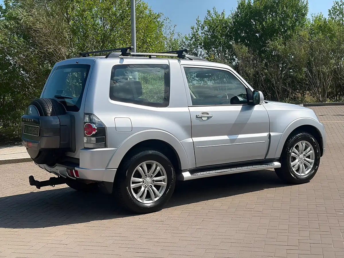 Used 2016 Mitsubishi Shogun SG2 Silver - Interior and Exterior details 3