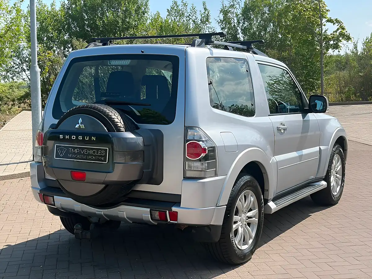 Used 2016 Mitsubishi Shogun SG2 Silver - Interior and Exterior details 7