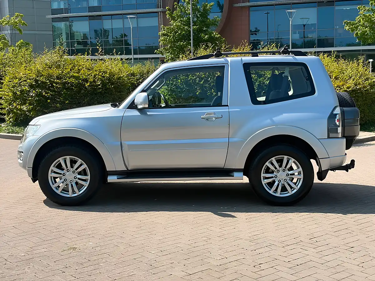 Used 2016 Mitsubishi Shogun SG2 Silver - Interior and Exterior details 9