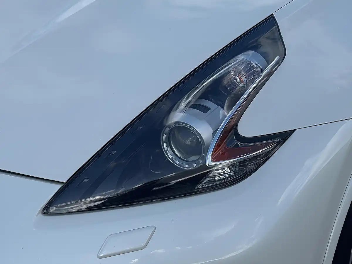 Used 2016 Nissan 370 Z Nismo White - Interior and Exterior details 19