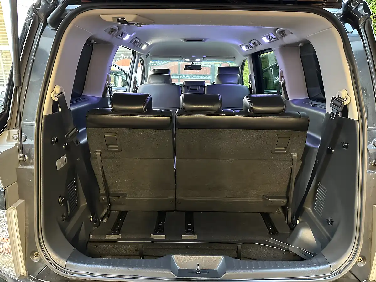 Used 2016 Nissan Elgrand Highway Star S Grey - Interior and Exterior details 10