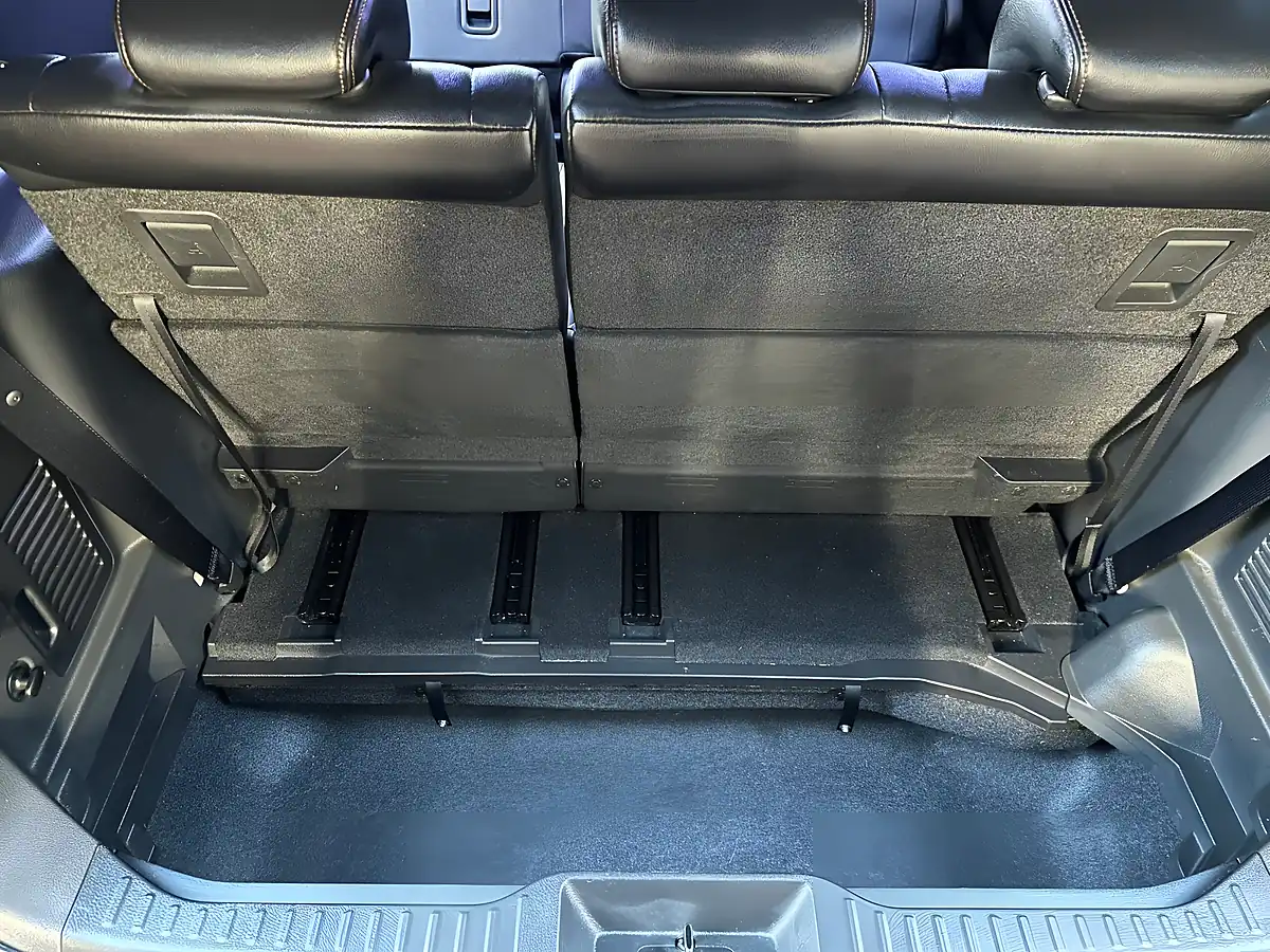 Used 2016 Nissan Elgrand Highway Star S Grey - Interior and Exterior details 11