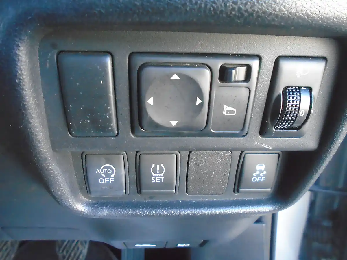 Used 2016 Nissan Juke Acenta Silver - Interior and Exterior details 13