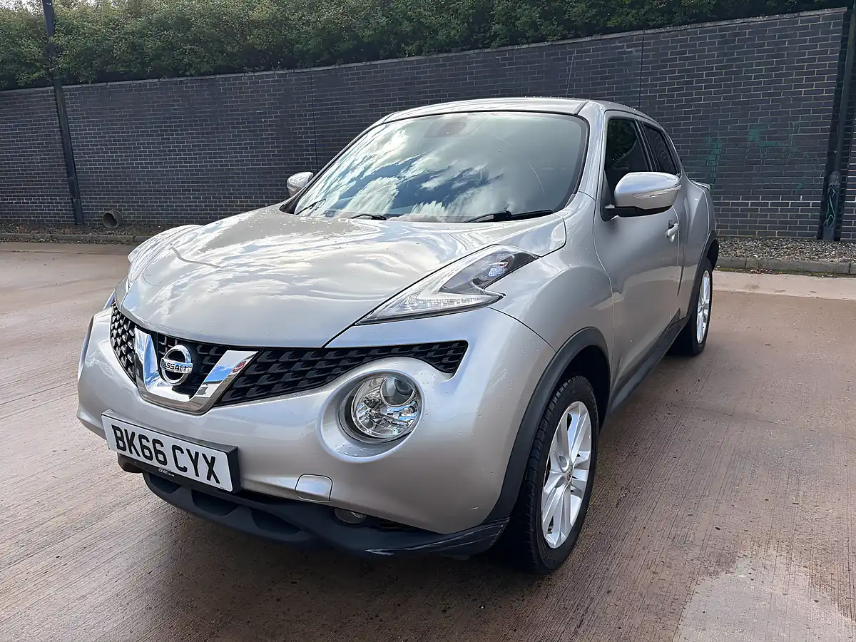 Used 2016 Nissan Juke N-Connecta Silver - Front View