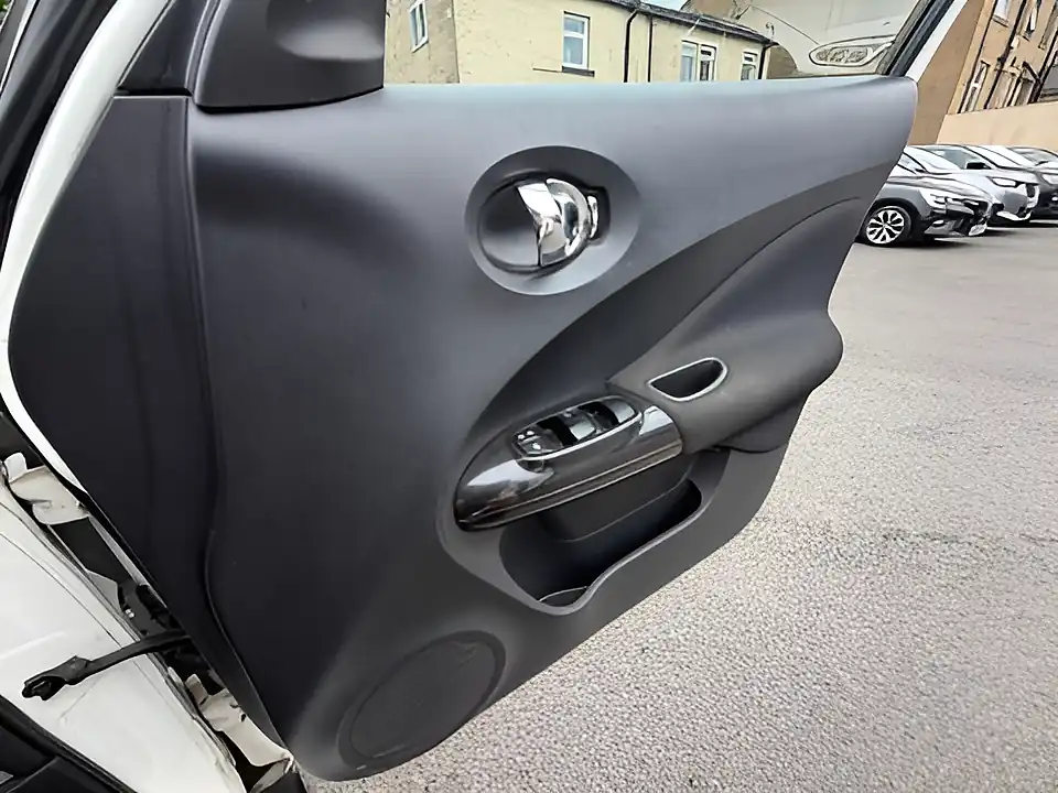Used 2016 Nissan Juke N-Connecta White - Interior and Exterior details 11