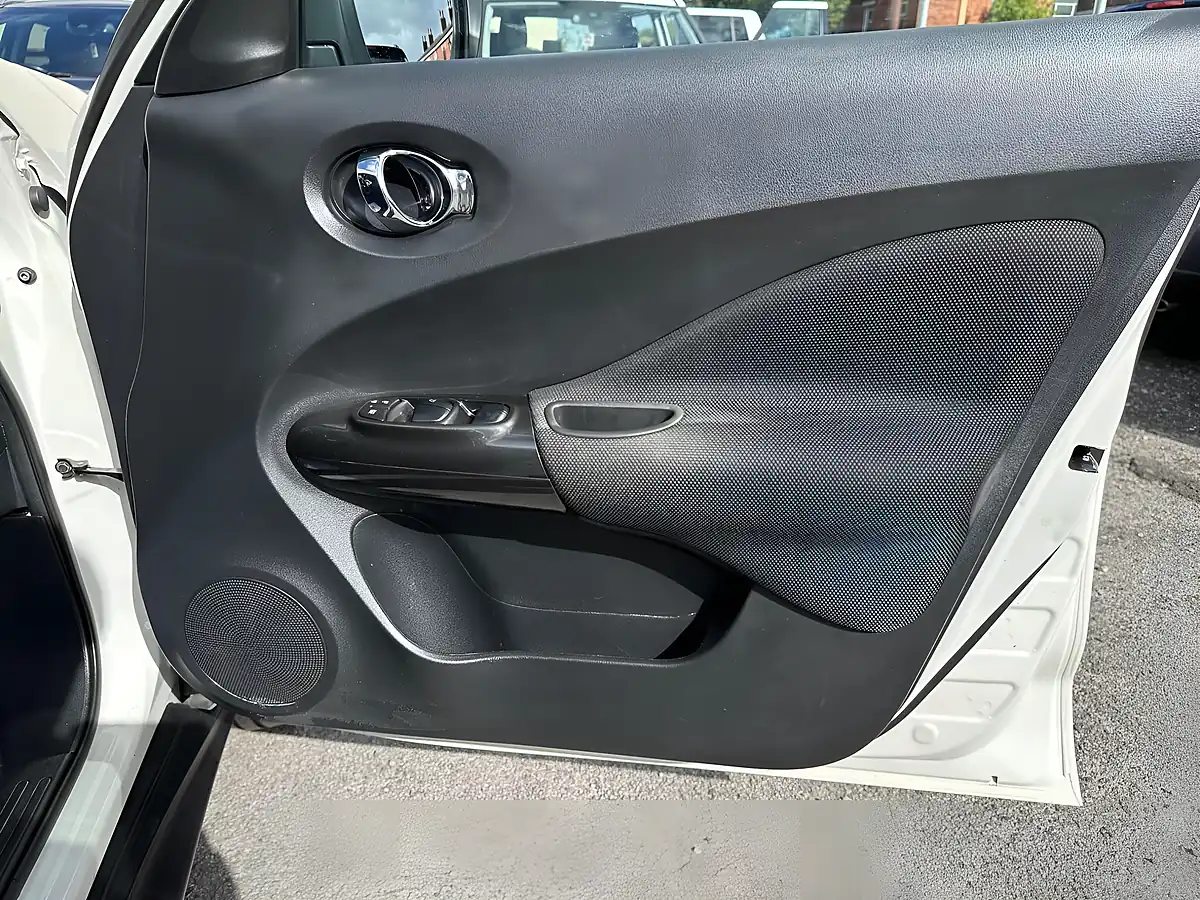 Used 2016 Nissan Juke N-Connecta White - Interior and Exterior details 10