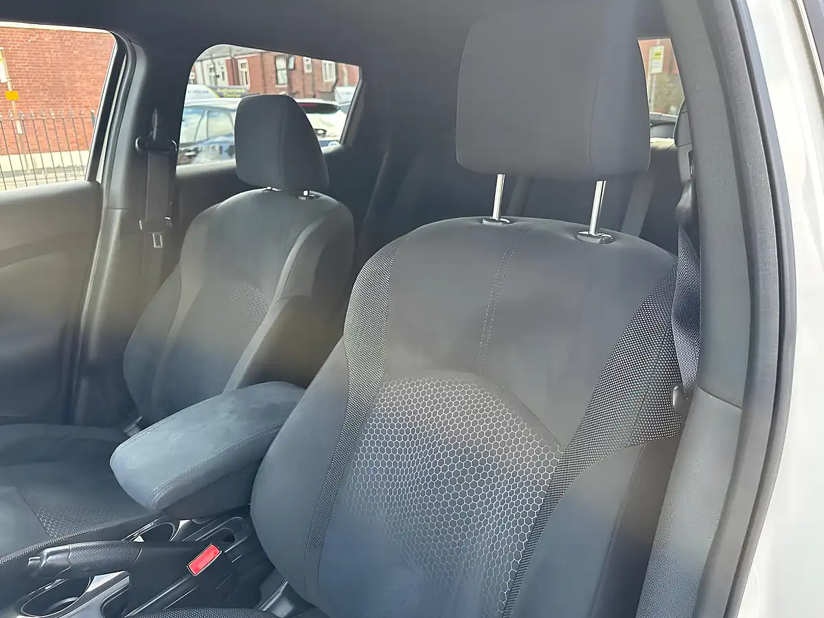 Used 2016 Nissan Juke N-Connecta White - Interior and Exterior details 12