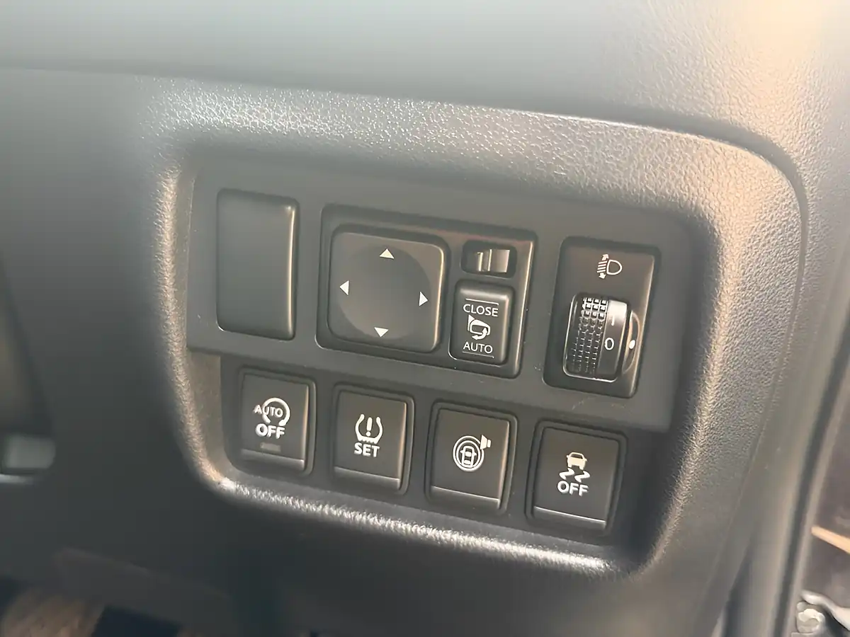 Used 2016 Nissan Juke Tekna Black - Interior and Exterior details 14