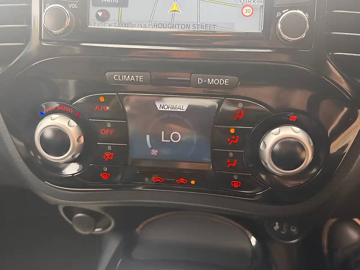Used 2016 Nissan Juke Tekna Black - Interior and Exterior details 17