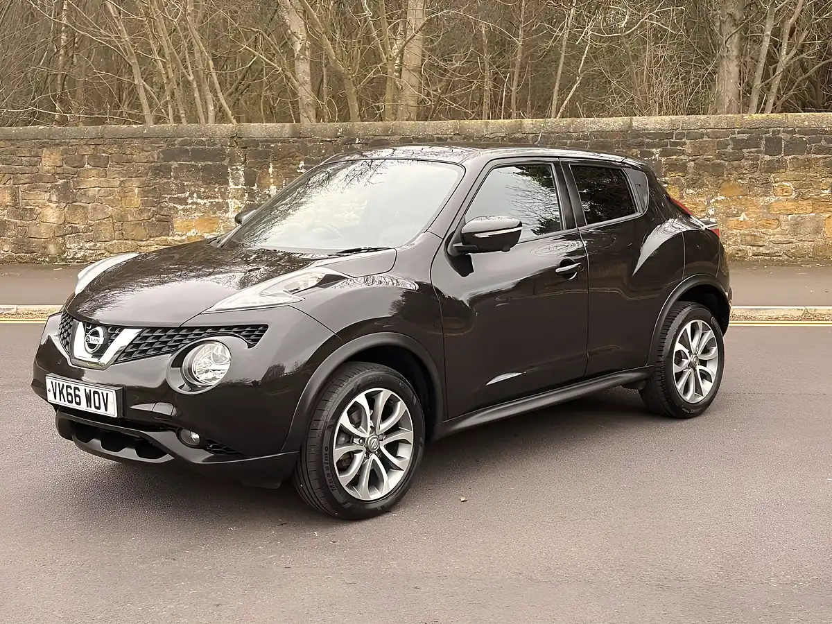 Used 2016 Nissan Juke Tekna Black - Front View