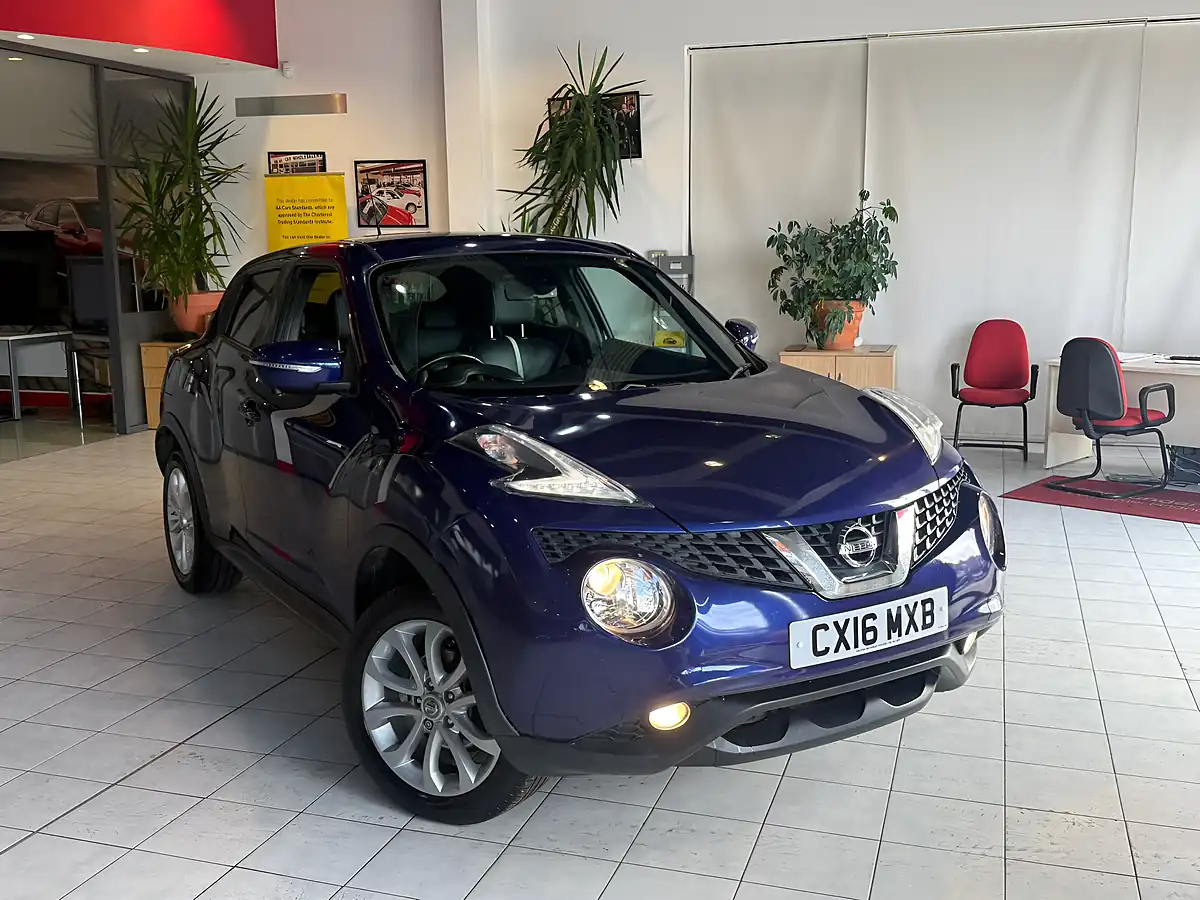 Used 2016 Nissan Juke Tekna Blue - Front View