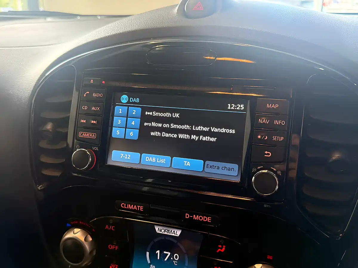 Used 2016 Nissan Juke Tekna Blue - Interior and Exterior details 15