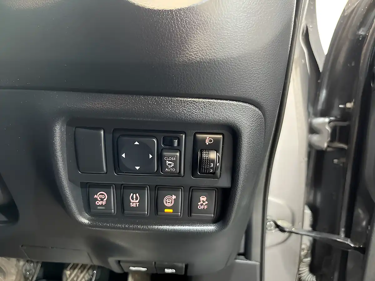 Used 2016 Nissan Juke Tekna Grey - Interior and Exterior details 12