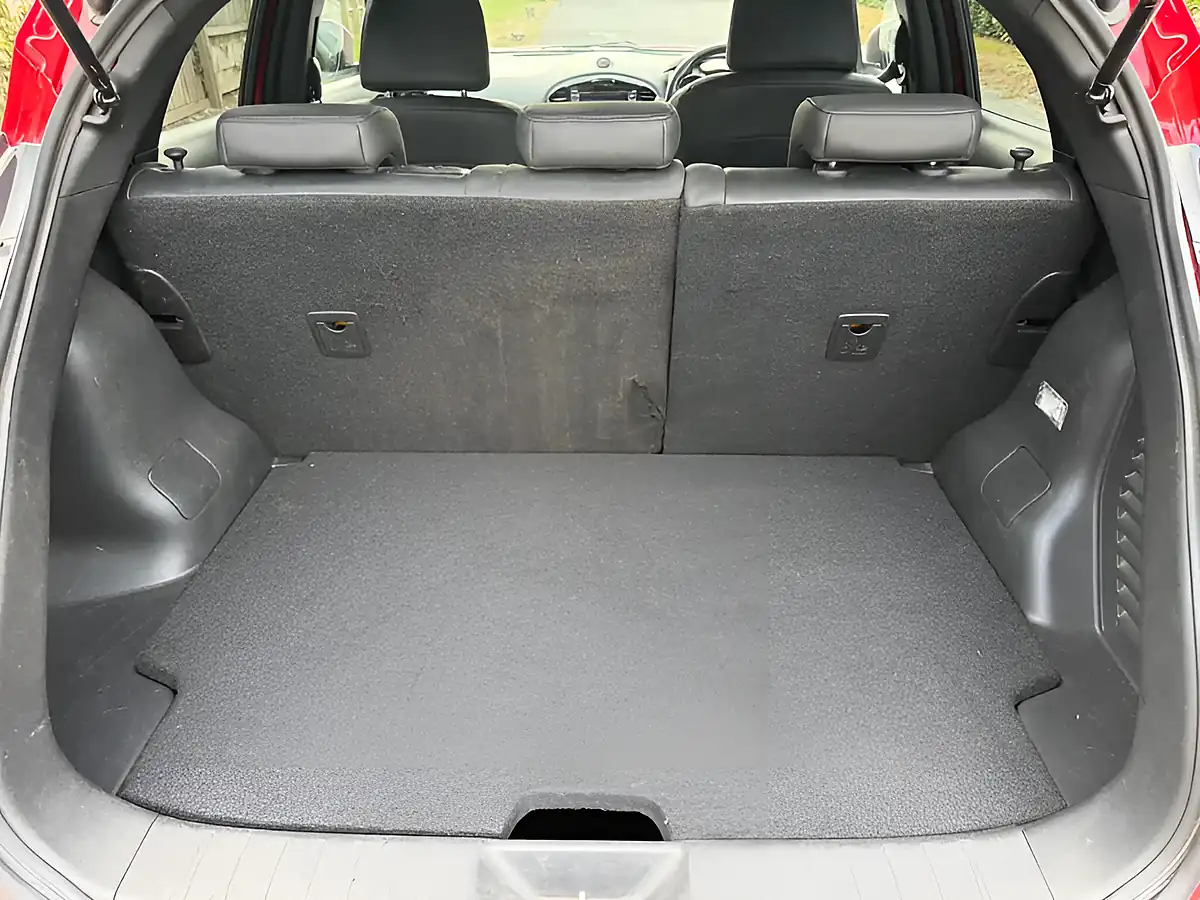 Used 2016 Nissan Juke Tekna Red - Interior and Exterior details 17