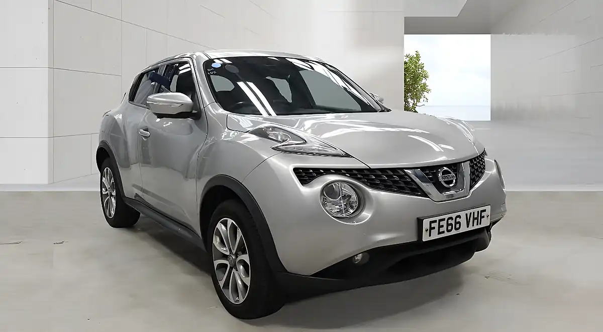 Used 2016 Nissan Juke Tekna Silver - Front View