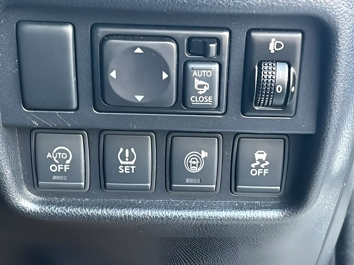 Used 2016 Nissan Juke Tekna Storm White - Interior and Exterior details 13