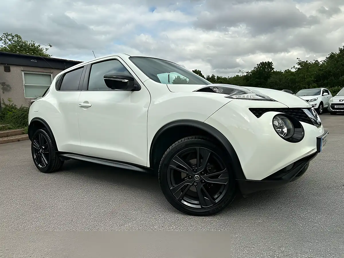 Used 2016 Nissan Juke Tekna White - Front View
