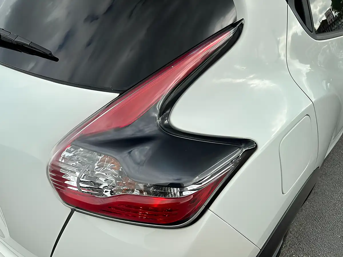 Used 2016 Nissan Juke Tekna White - Interior and Exterior details 15