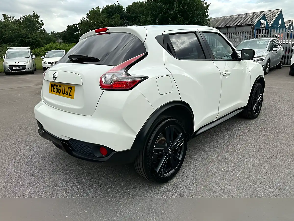 Used 2016 Nissan Juke Tekna White - Interior and Exterior details 16