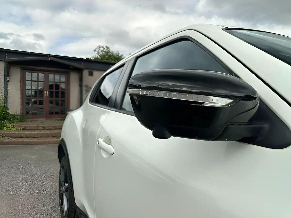 Used 2016 Nissan Juke Tekna White - Interior and Exterior details 8