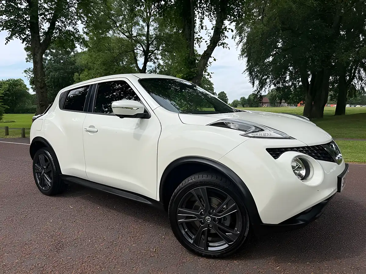 Used 2016 Nissan Juke Tekna White - Front View