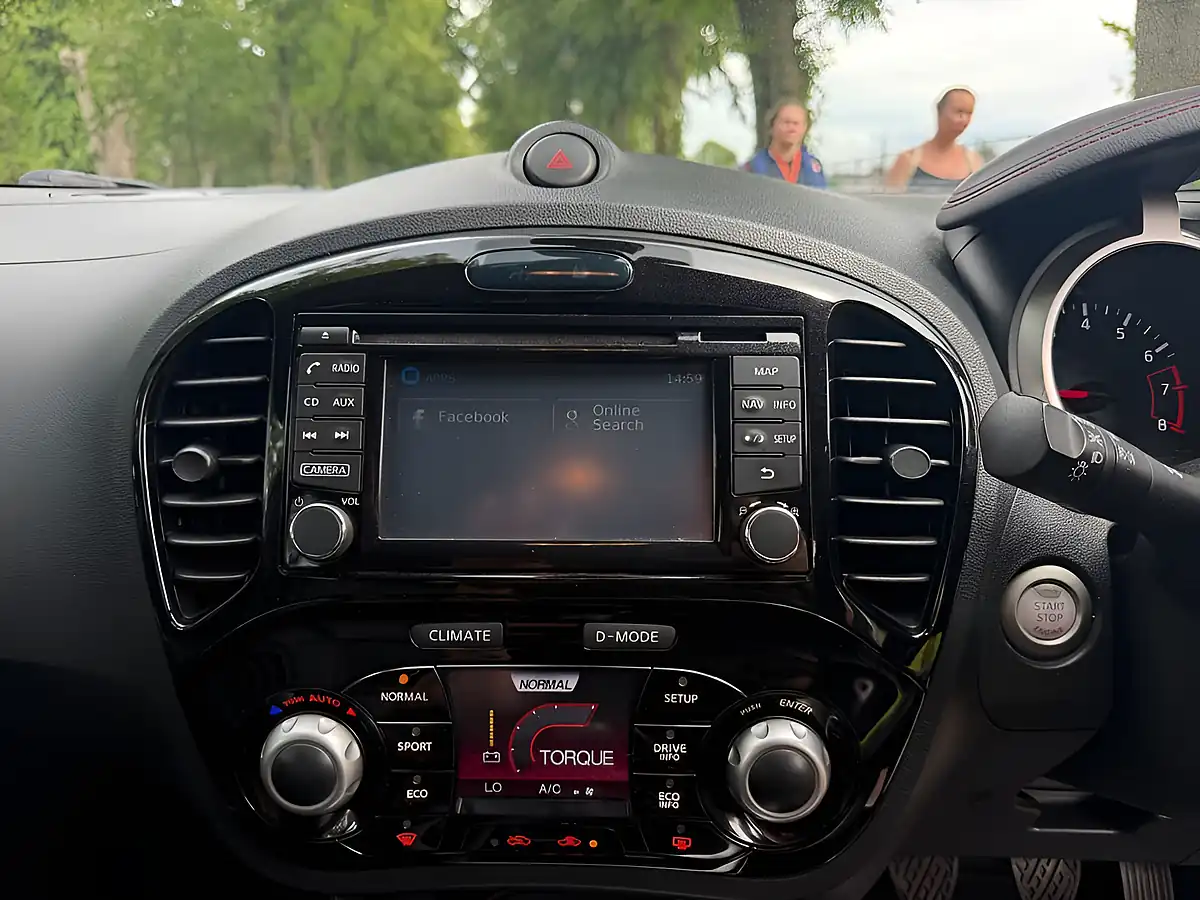 Used 2016 Nissan Juke Tekna White - Interior and Exterior details 12