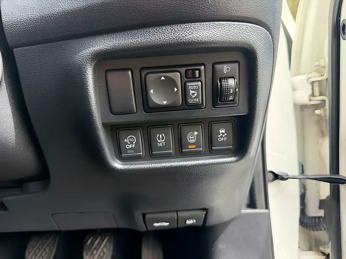 Used 2016 Nissan Juke Tekna White - Interior and Exterior details 16