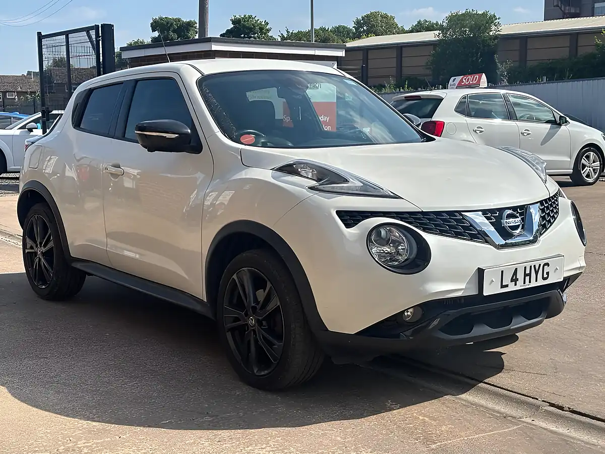 Used 2016 Nissan Juke Tekna White - Front View