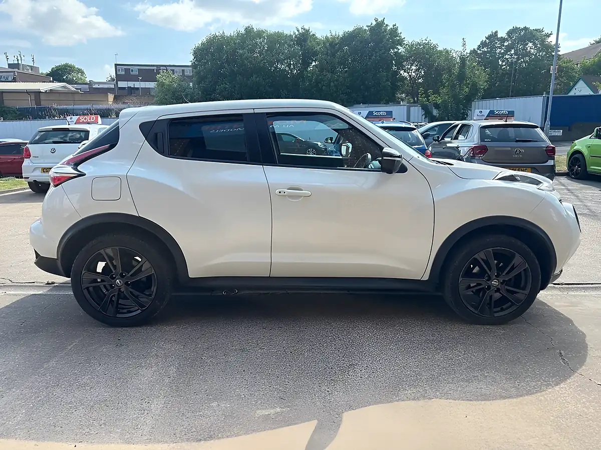 Used 2016 Nissan Juke Tekna White - Interior and Exterior details 8
