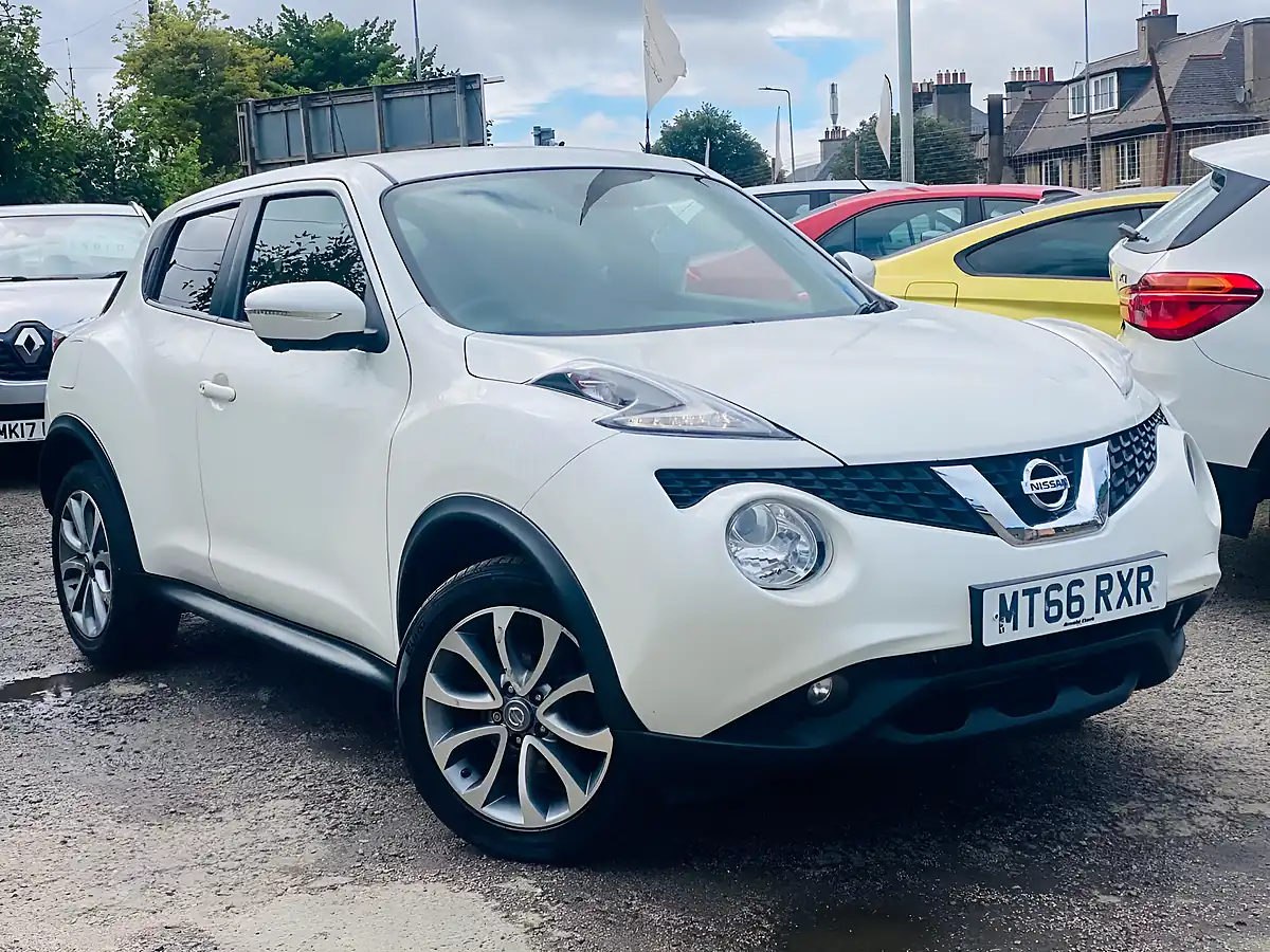 Used 2016 Nissan Juke Tekna White - Front View