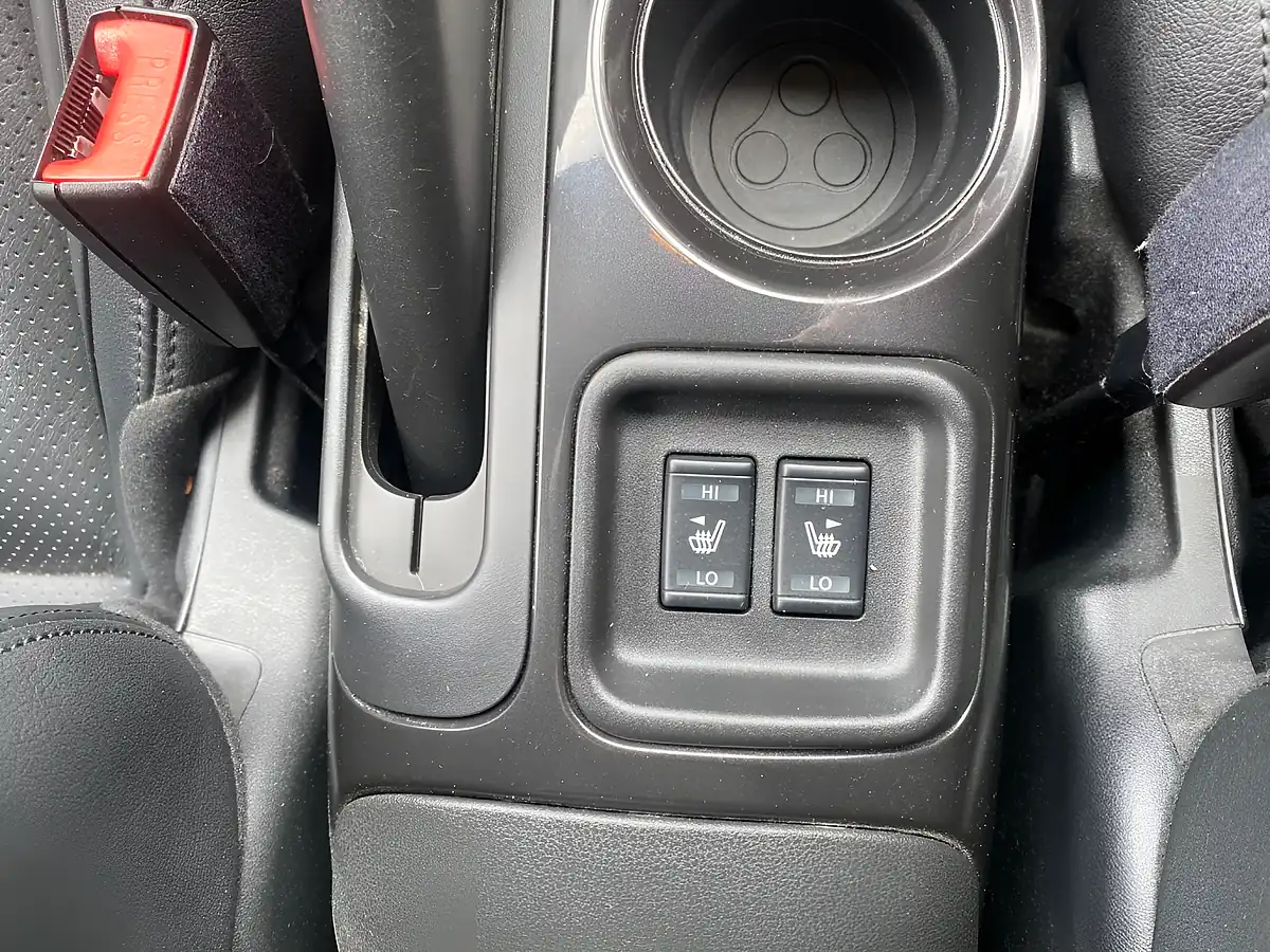 Used 2016 Nissan Juke Tekna White - Interior and Exterior details 14