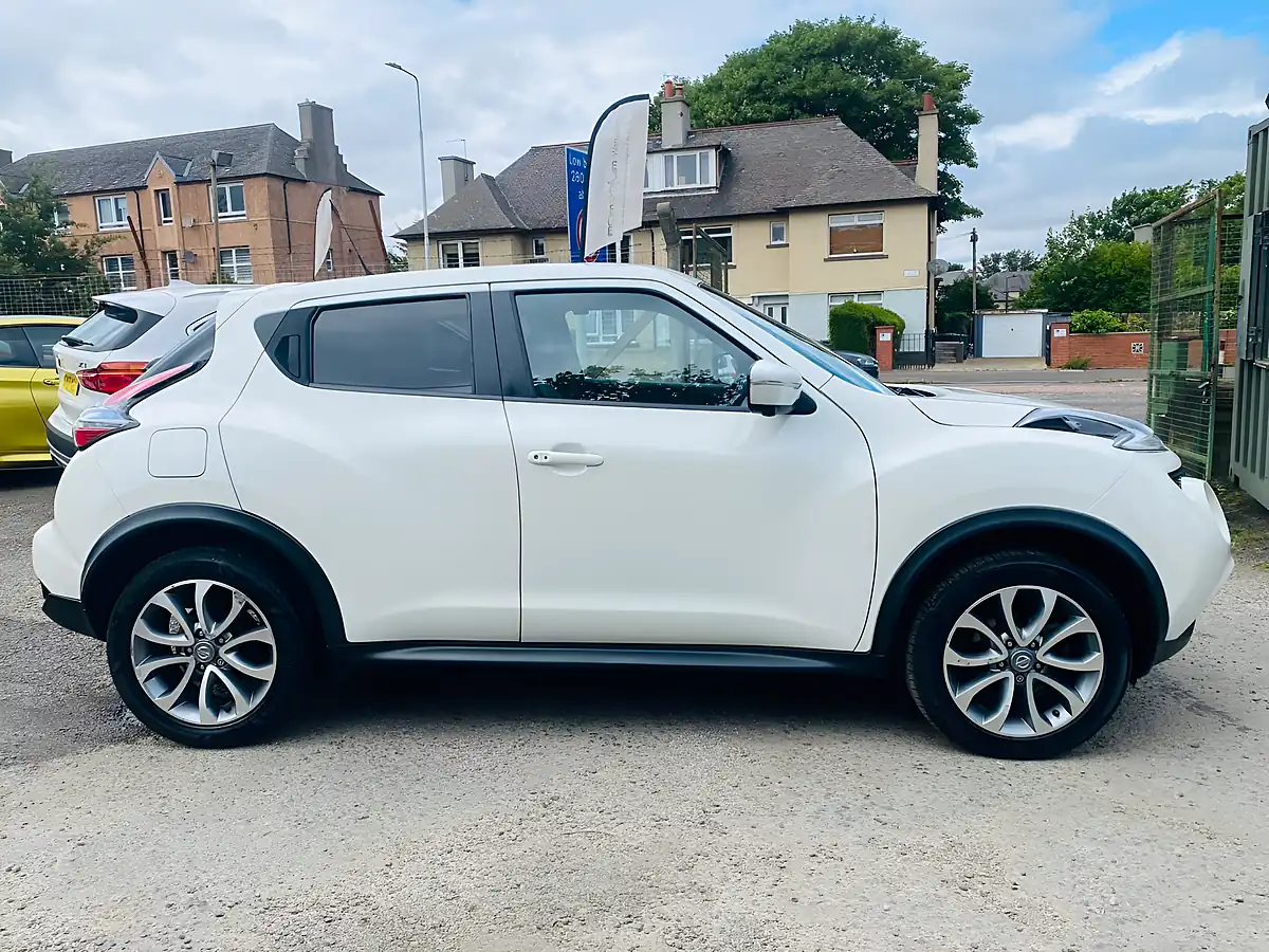 Used 2016 Nissan Juke Tekna White - Interior and Exterior details 9