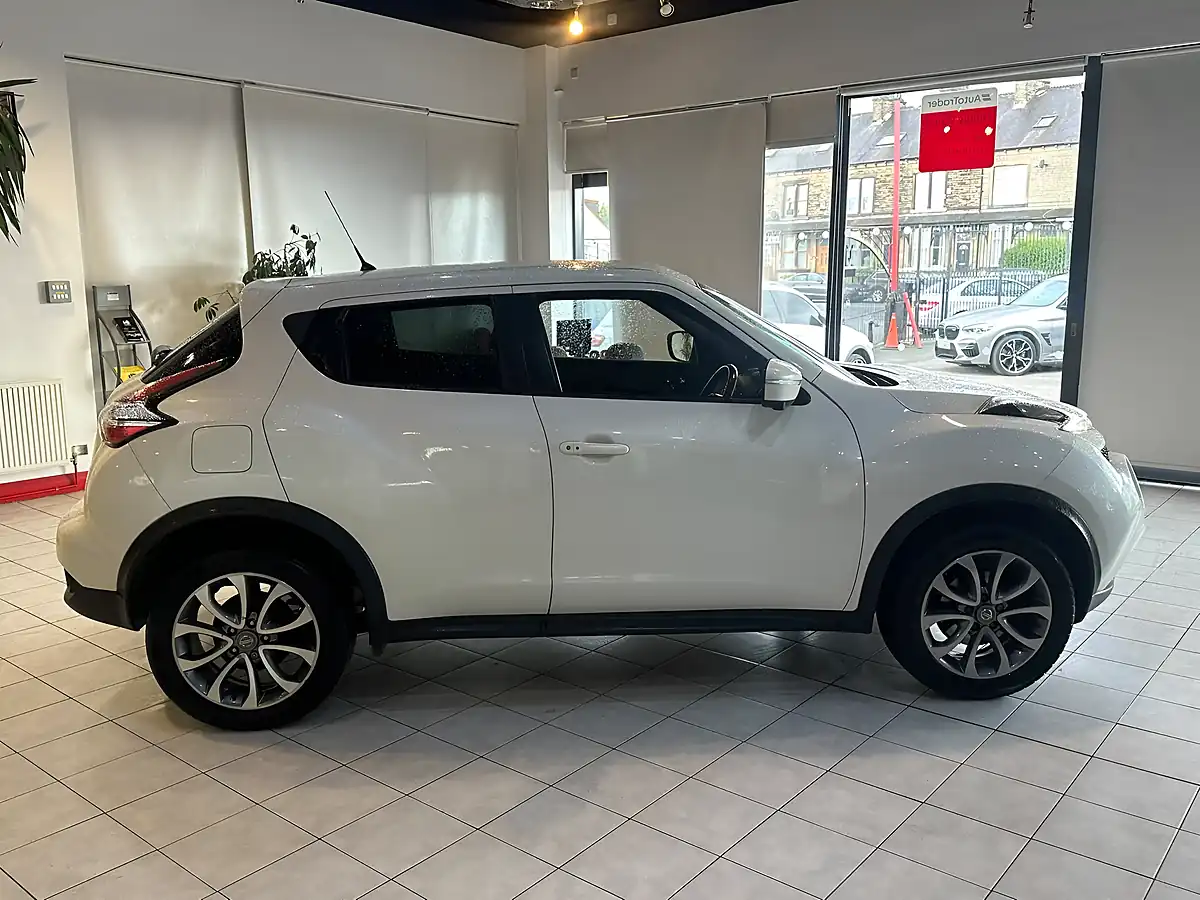 Used 2016 Nissan Juke Tekna White - Interior and Exterior details 12