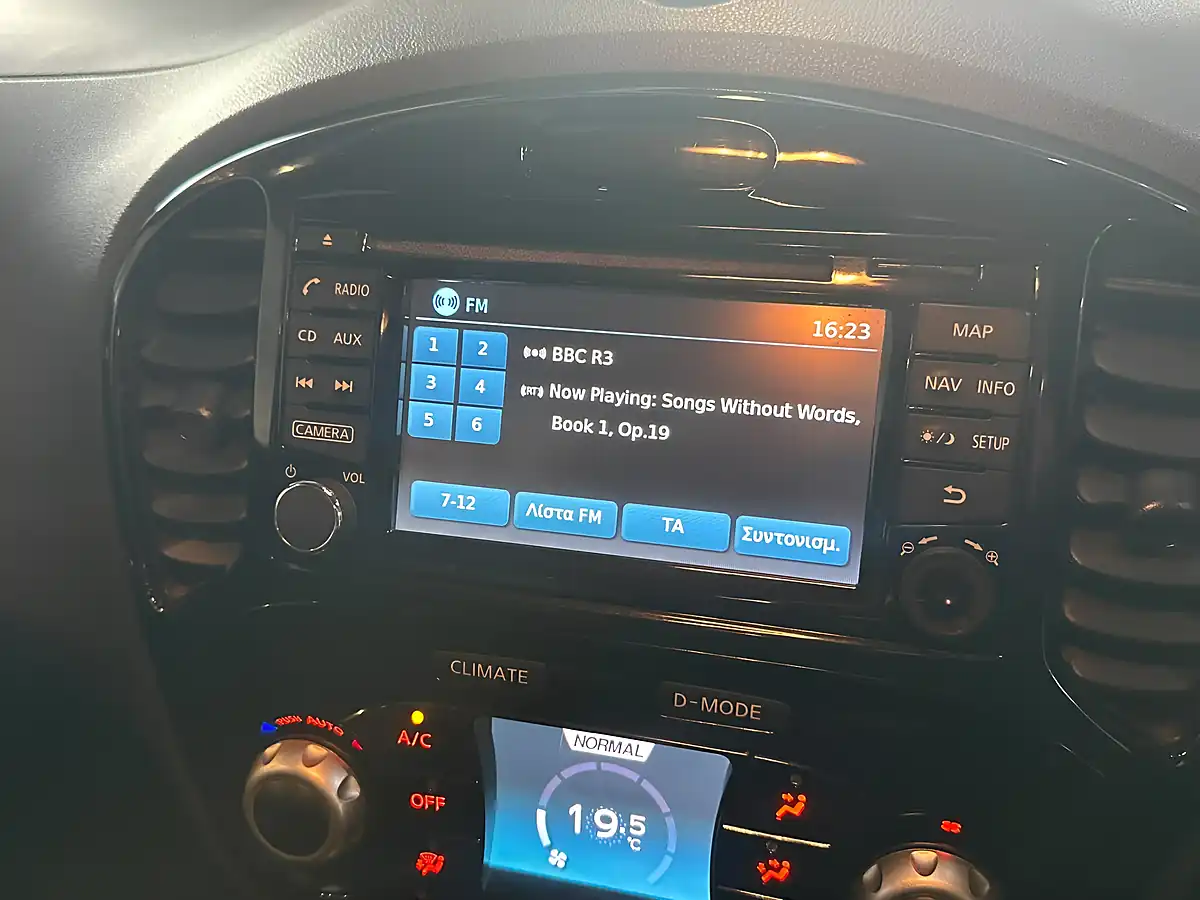 Used 2016 Nissan Juke Tekna White - Interior and Exterior details 16