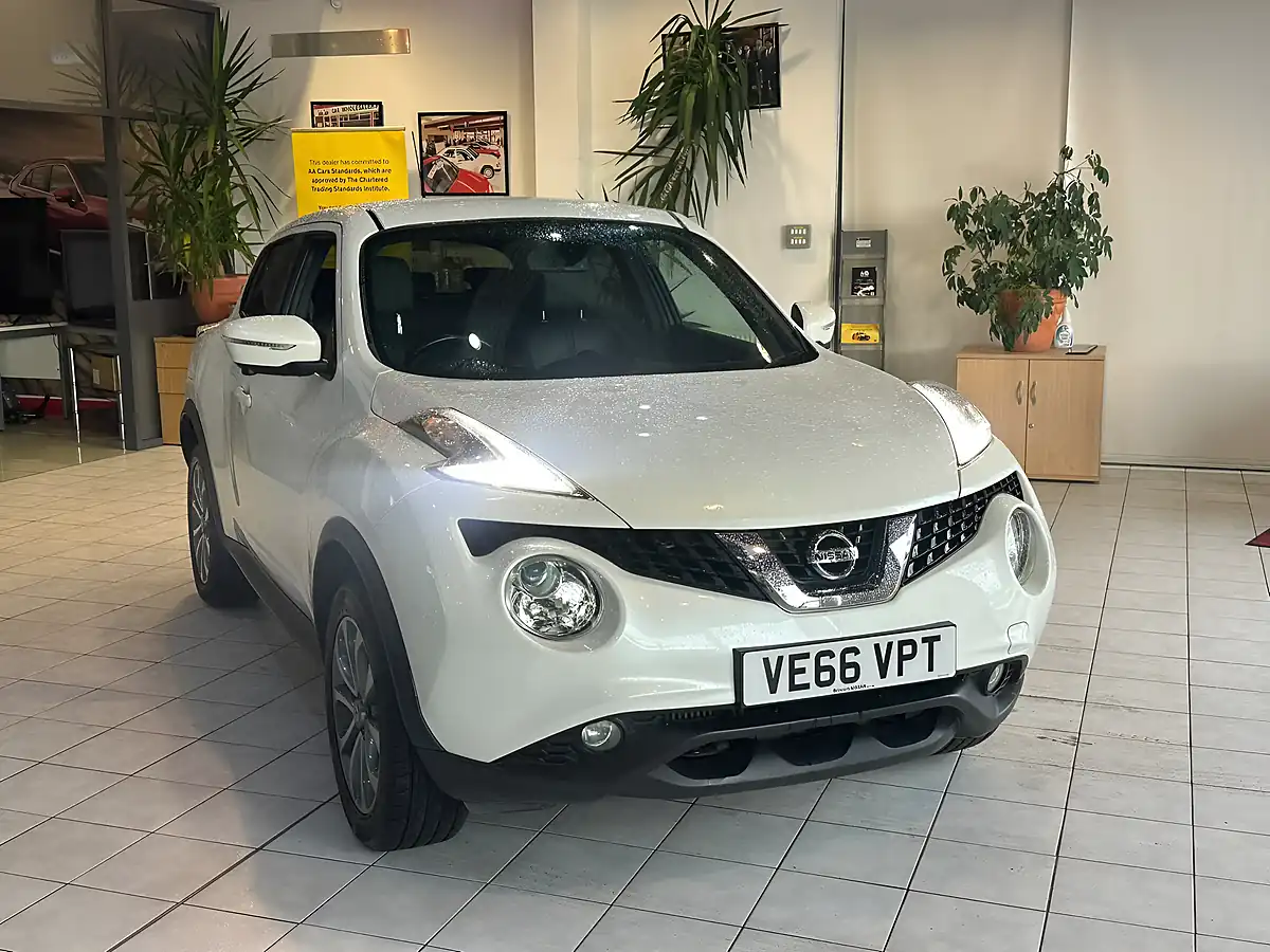 Used 2016 Nissan Juke Tekna White - Interior and Exterior details 2