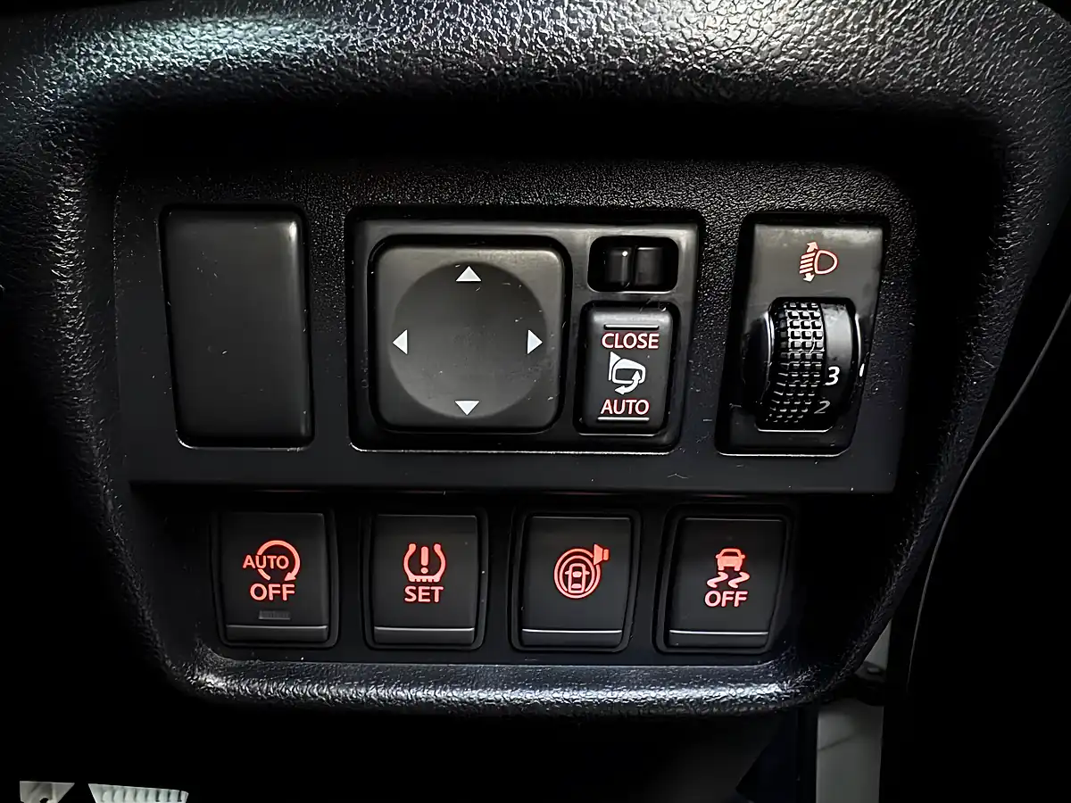 Used 2016 Nissan Juke Tekna White - Interior and Exterior details 18