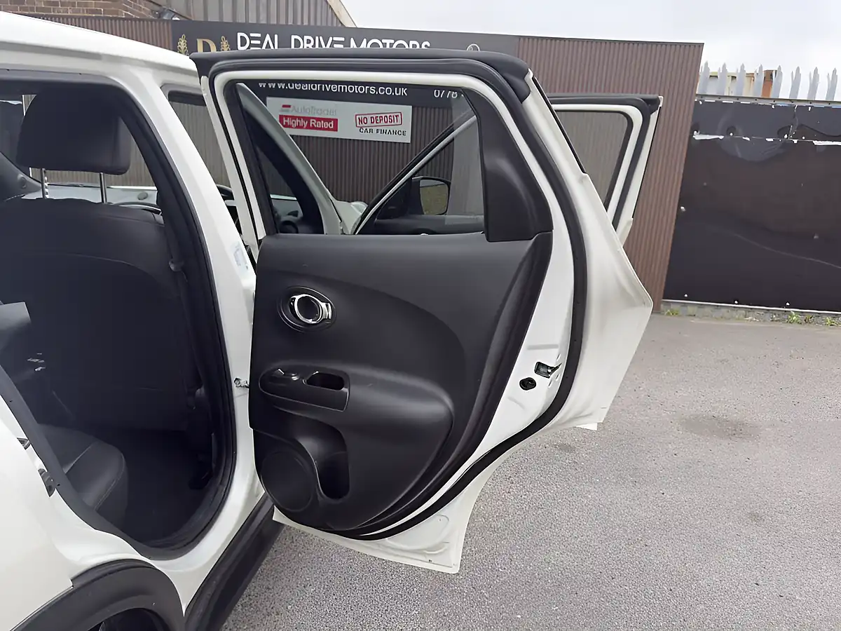 Used 2016 Nissan Juke Tekna White - Interior and Exterior details 10