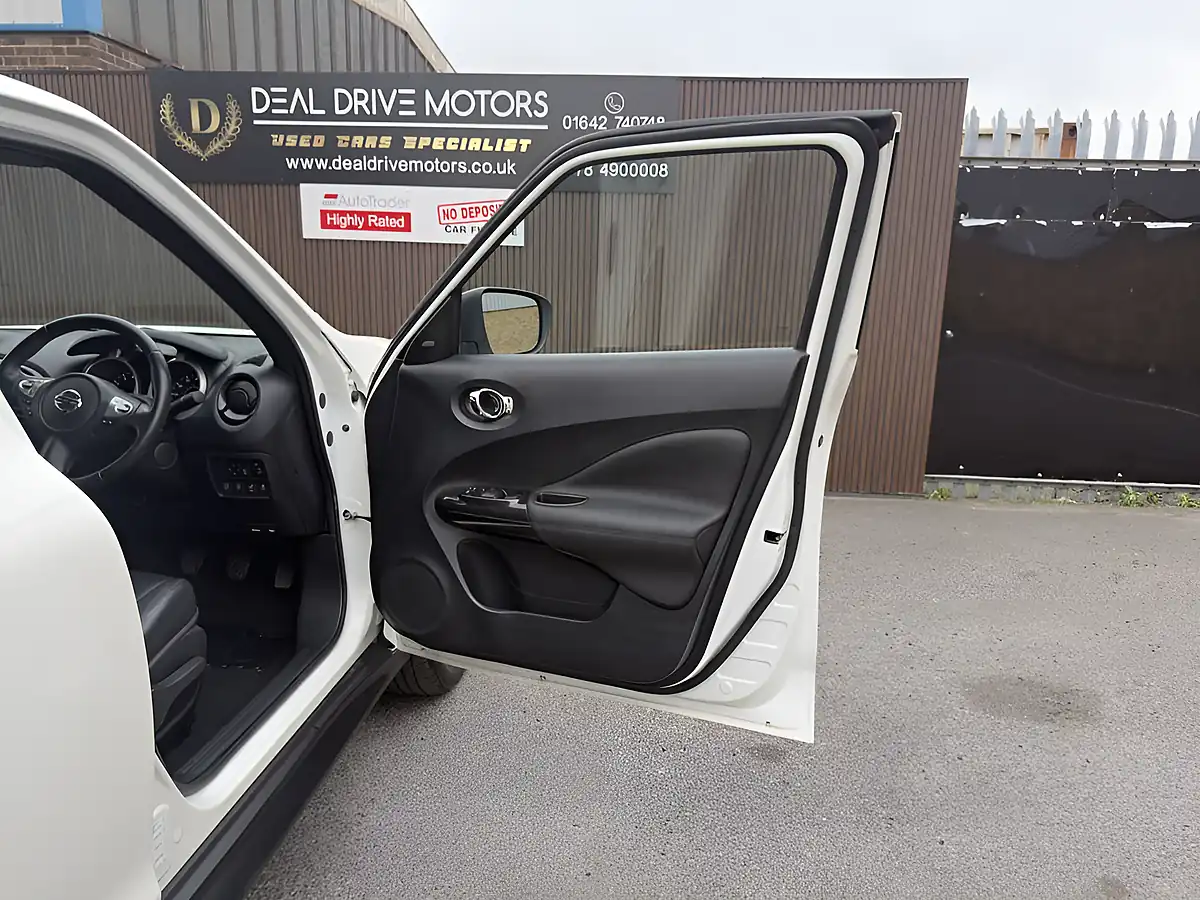 Used 2016 Nissan Juke Tekna White - Interior and Exterior details 11