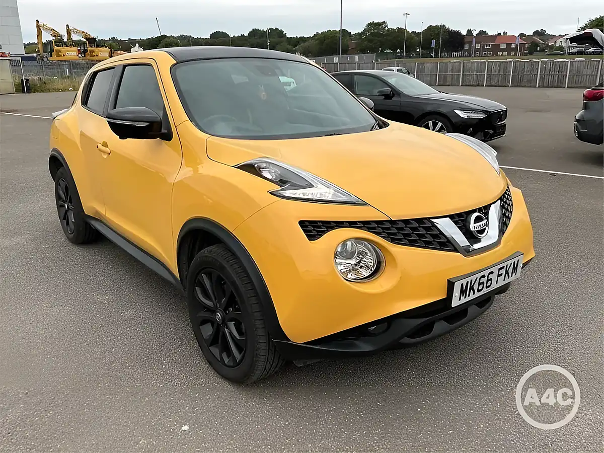 Used 2016 Nissan Juke Tekna Yellow - Front View