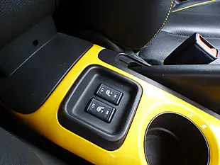 Used 2016 Nissan Juke Tekna Yellow - Interior and Exterior details 11
