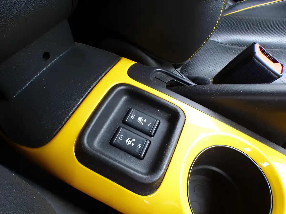 Used 2016 Nissan Juke Tekna Yellow - Interior and Exterior details 11